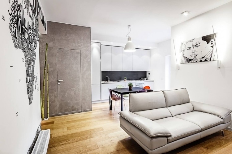 Vægdesign i sort og hvid-stue-popart-billede-sofa-grå-trægulv-moderne-ungdommelig