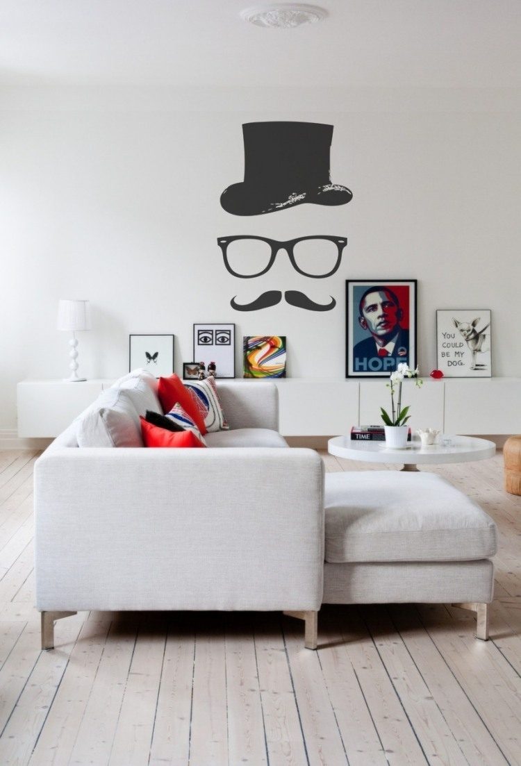væg-design-sort-hvid-stue-billeder-sofa-væg-mærkater-overskæg-hat-briller