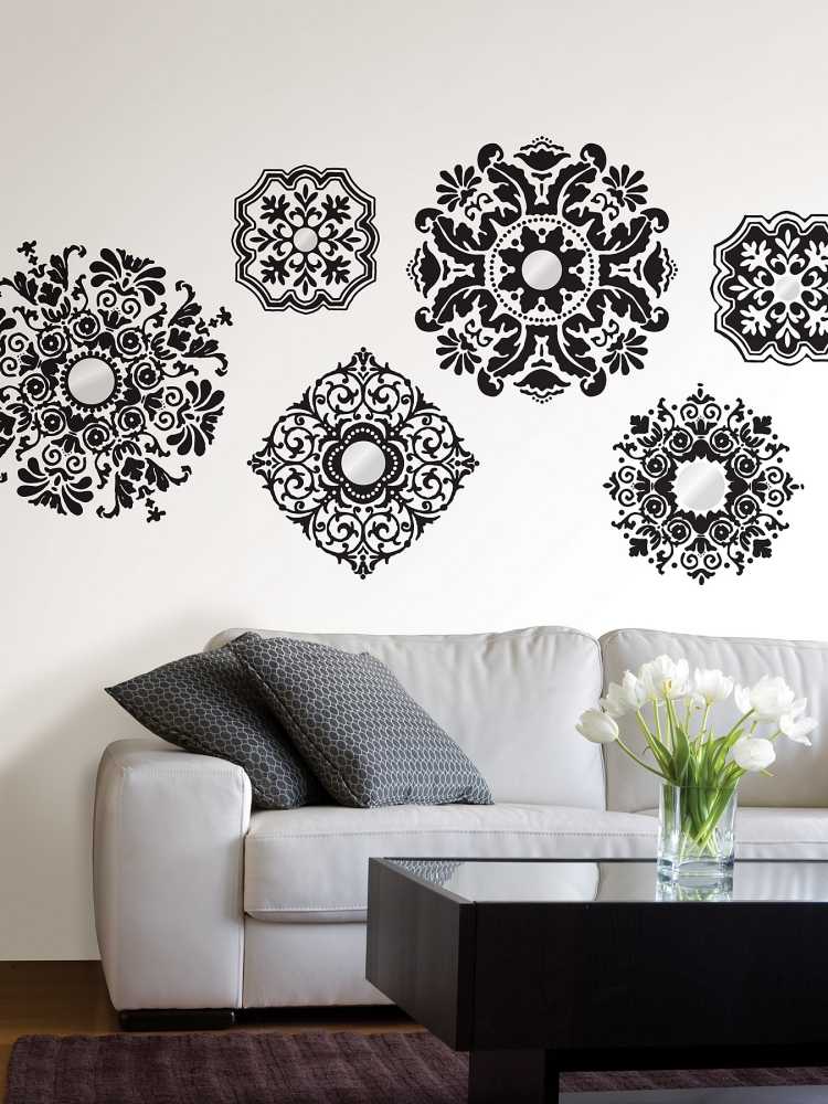 væg-design-sort-hvid-væg-tatoveringer-mandala-ornamenter-mønster-sofa-puder