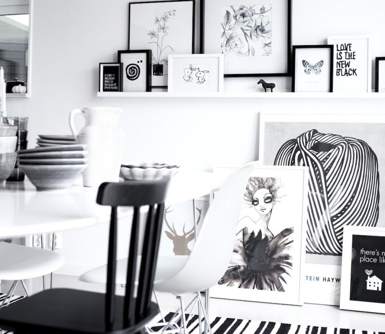 væg-design-sort-hvid-stue-billeder-kunstneriske-stole-billedrammer