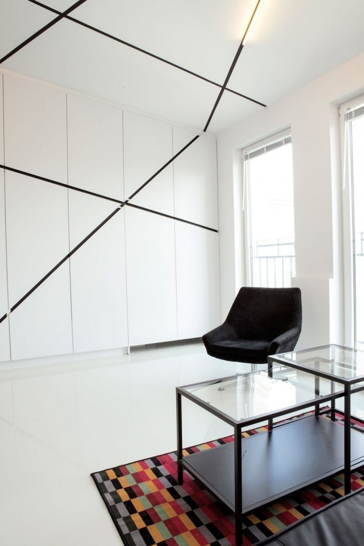 vægdesign-sort-hvid-stue-indbygget skab-loft-linjer-tæppe-farvet-lænestol