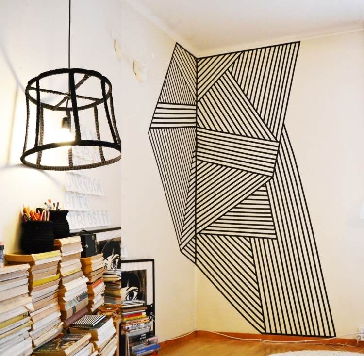 vægdesign-sort-hvid-stue-striber-hjørne-værelse-bog-stak-lampe