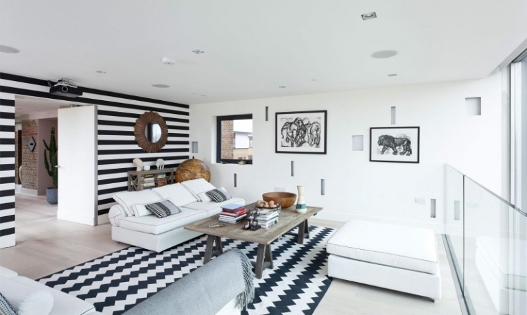 Vægdesign i sort og hvidt-stue-striber-zigzag-sidde-møbler-billeder-træbord