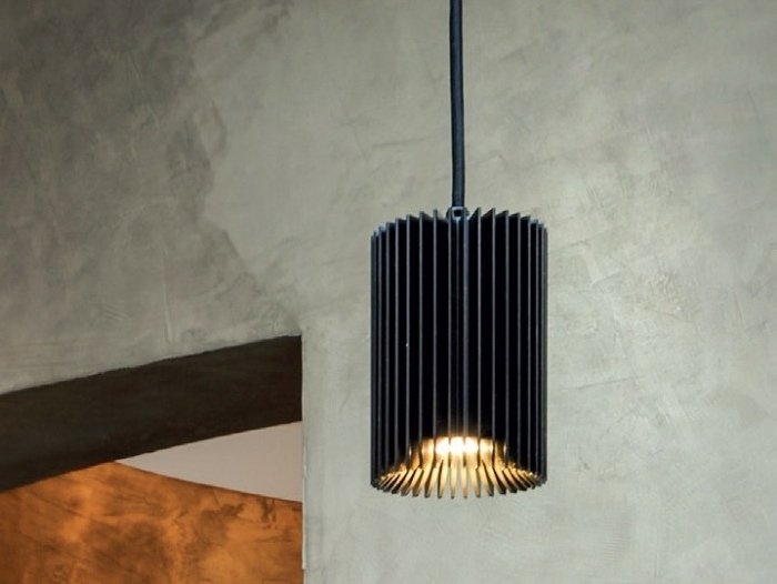 Stue-lampe-ved-Dark-Coolfin-JR-LED-aluminium-vedhæng-lampe-MaDe-design