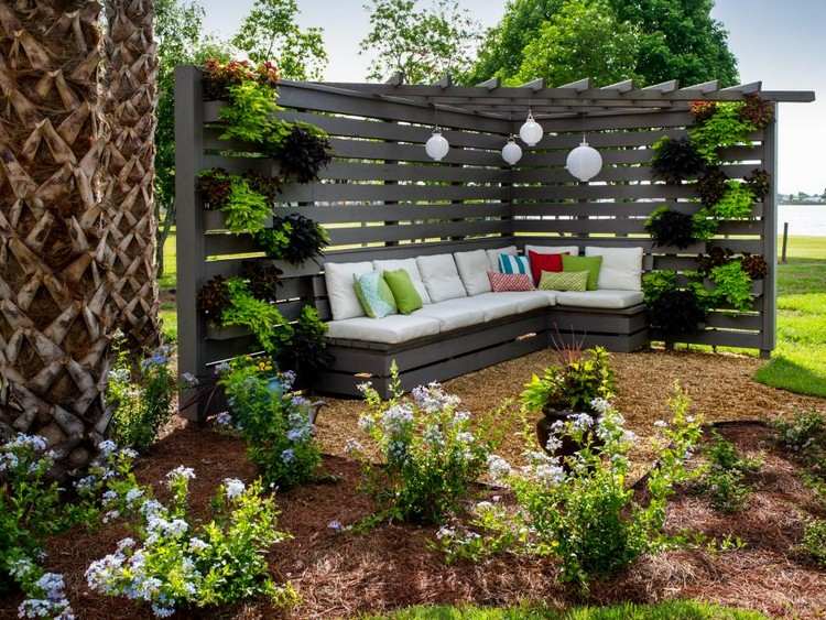 Moderne privatlivsskærm have-grå-pergola-solbeskyttelse-sædepude-komfort-plante-krukker