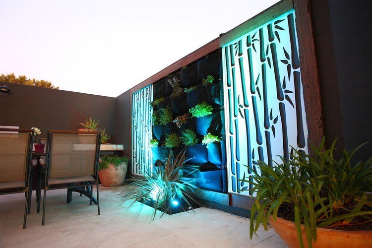 moderne-privatliv-beskyttelse-have-design-gulv spotlights-væg-plante-poser-bambus-motiver