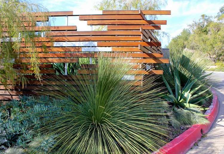 moderne-privatliv-beskyttelse-have-træ-hegn-beton-dekoration-asymmetrisk-uigennemsigtig