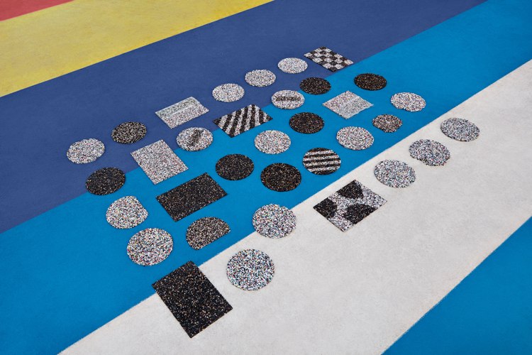 Moderne tæppe lavet af genbrugsmaterialer