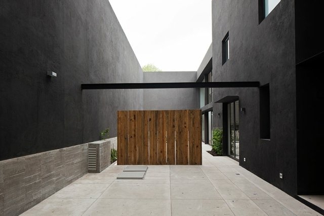 moderne arkitektur betonfacade træskærmsindgang