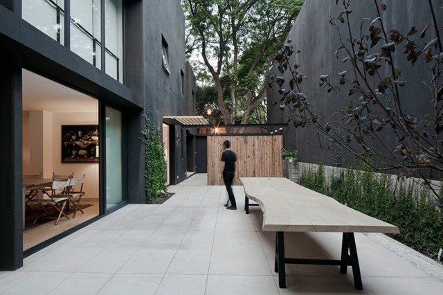 Terrasse stenplader træbænk metalben hus facade