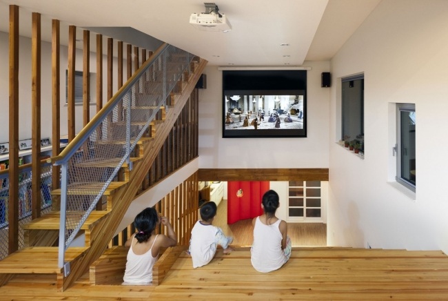 moderne hus interiør tv trægulv børn