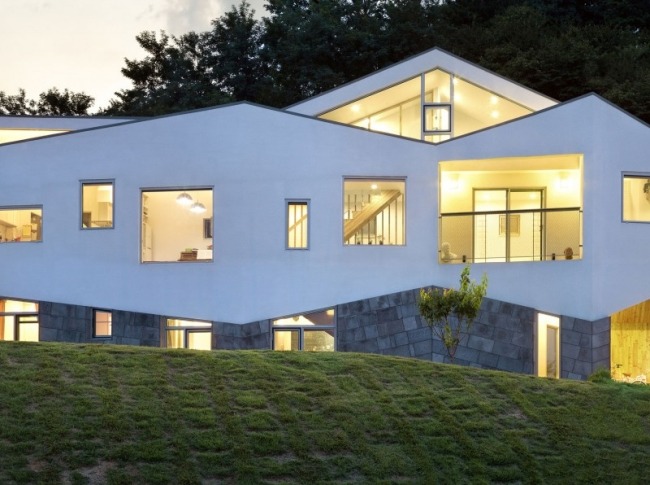 moderne enfamiliehus facade hvid vinduessten