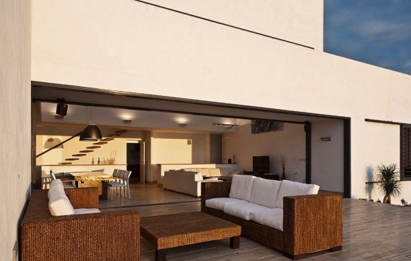 moderne lejlighed åben terrasse rattan møbler