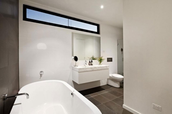 Badeværelse design vindue hvidt badeværelse møbler badekar badeværelse