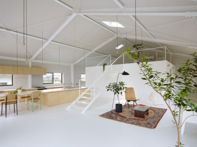 Moderne hus i Japan åbent grundplan køkken i hvidt træ