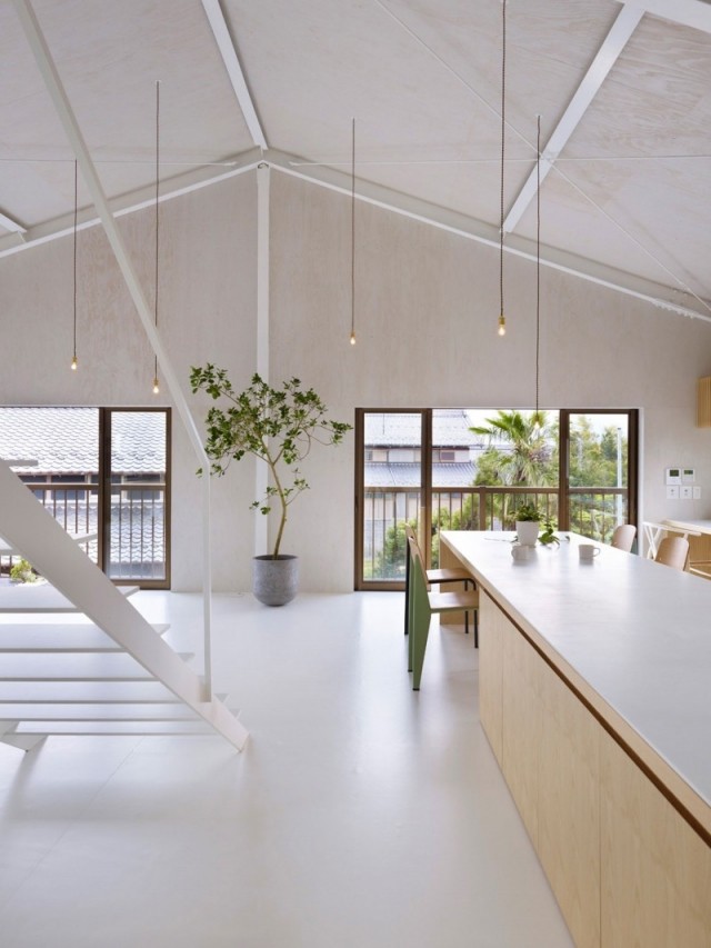 Moderne hjem i Japan åben planløsning stue med skråtag