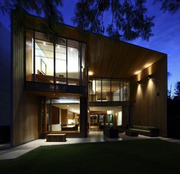 hus med træfacade australien belysning