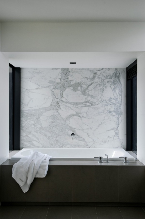 Moderne badeværelse i marmor