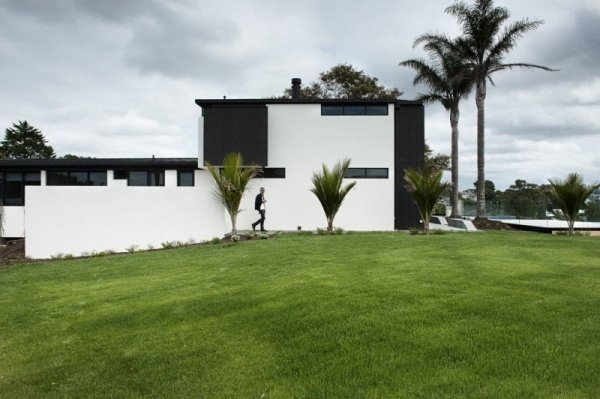 Moderne-hus-sort-hvid-facade
