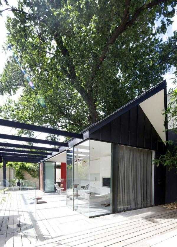 moderne poolhus skygge elmetræ glasvægge
