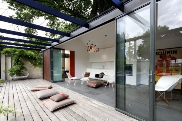 poolhus design træ terrasse glasdøre stål indrammet