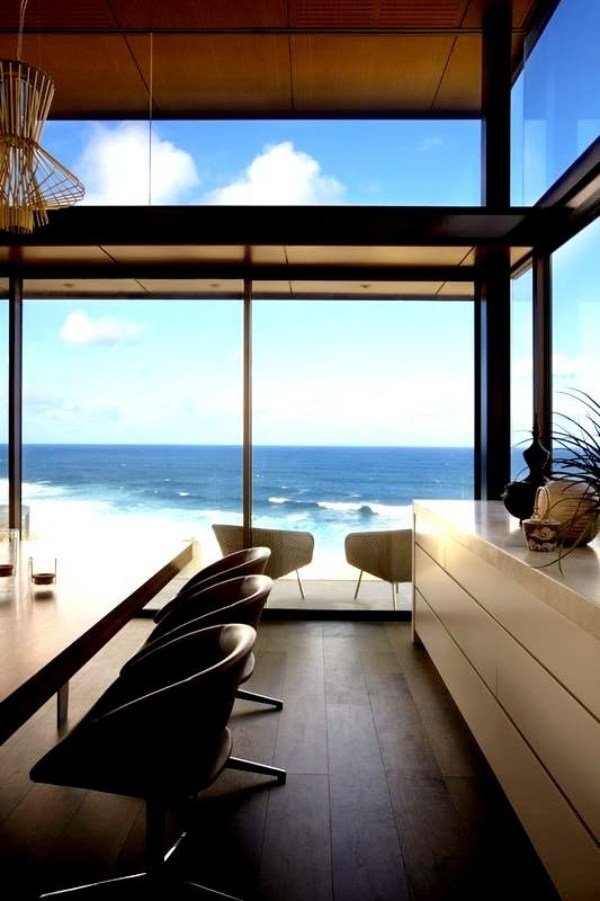 moderne strandhus glasfront havudsigt spiseplads