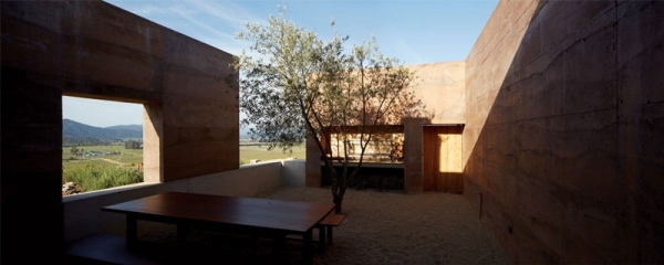 moderne hus lille terrasse oliventræ vinsmagning chile