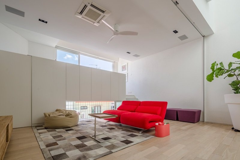 moderne-levende-åben-stue-plads-beskyttelse af personlige oplysninger-paneler-sofa-rød