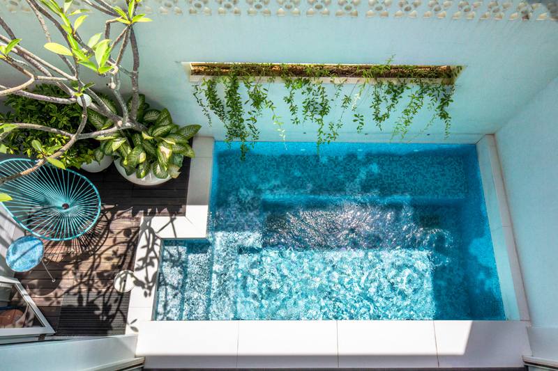 moderne-levende-åben-stue-værelser-pool-gårdhave-lille-udendørs