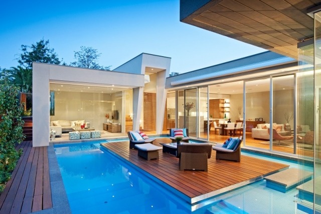 moderne hus australien terrasse pool midt i glasvægge
