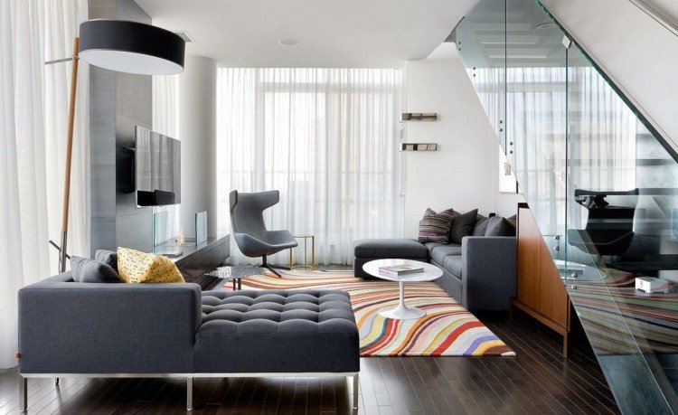 Indretning af stuen moderne-mørkegrå-sofa-farverig-tæppe-accent-farver-stueindretning