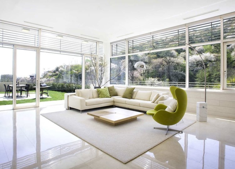 stue-møblering-moderne-neutrale-farver-grøn-accent-sofa-hynder-vinduesfronter