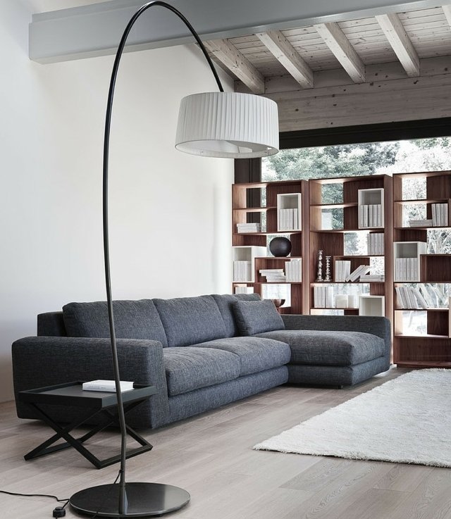 grå sofa træ væg hylde oversize hvid gulvlampe