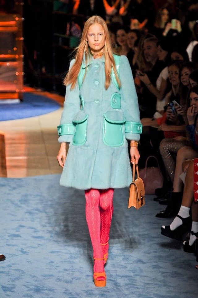 Spring Summer Collection modeshow-miu miu-pink strømpebukser mælkegrøn frakke