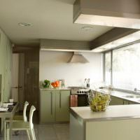 Design av ett litet kök med ett stort fönster