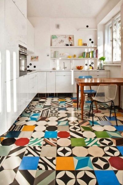 Den geometriske utformingen i utformingen av gulvet er en lønnsom løsning for det fasjonable interiøret på kjøkkenet 2019.