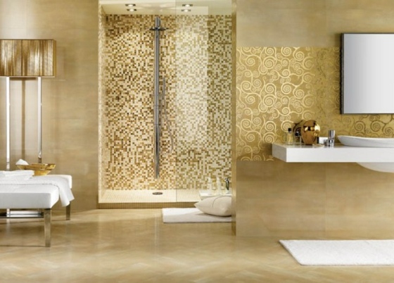 guldfarvede-accenter-i-badeværelset-bænk-bruser-og-vask-område