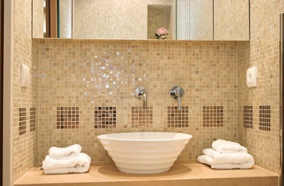Skål lavet af keramik-vandhane-håndvask-form-mosaik-flise-badeværelsesspejlskab