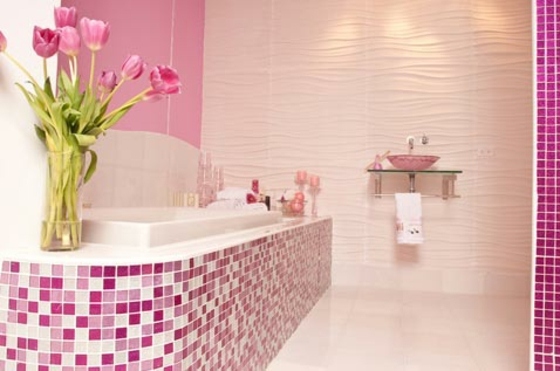 Lyserøde-og-violette toner-som-mosaik-fliser-i-badeværelset