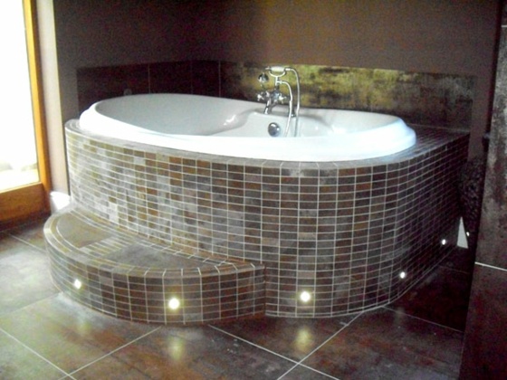 Mosaik-badekar-badeværelse-brunlige toner