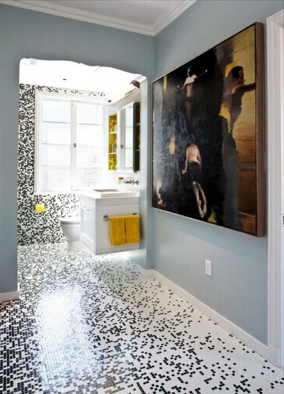 lille-badeværelse-med-mosaik-fliser-på-gulvet