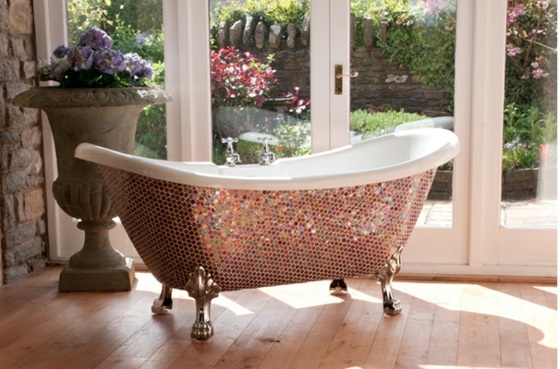 Badekar-med-vægbeklædning-klassisk designet