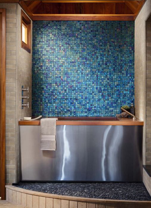 Mosaikväggar och golv i badrummet