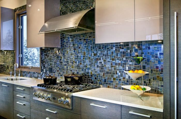 Fal mozaikokkal csempézve egy vidéki ház konyhájában