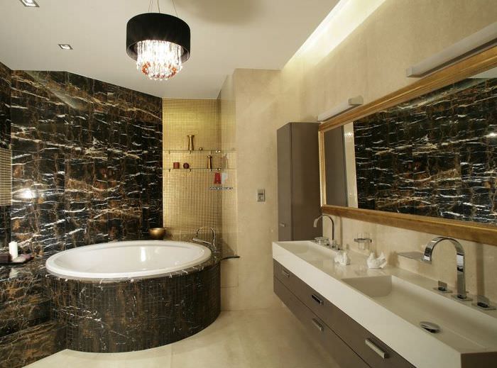 Modernt badrum med marmormosaik