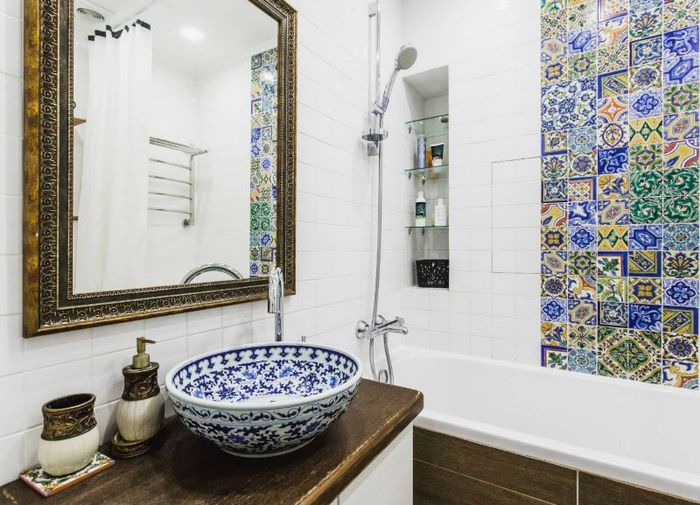 Mosaikpanel på väggen i ett badrum i medelhavsstil