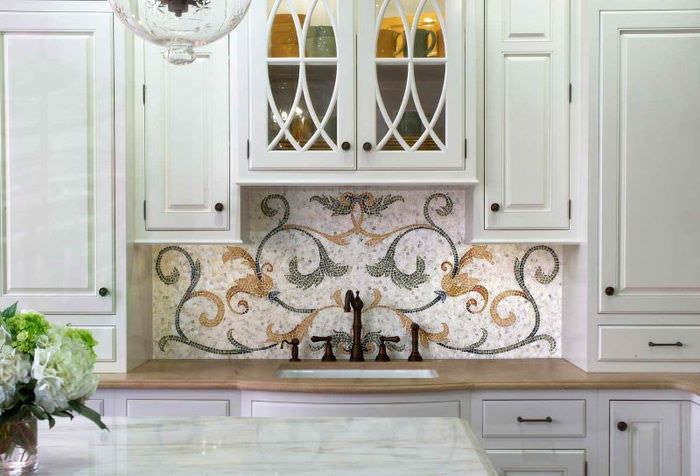 Természetes fürtök egy mozaik konyhai hátoldalon