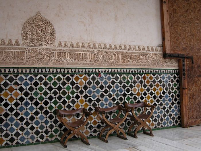 Marockansk stilmosaik på vardagsrumsväggen