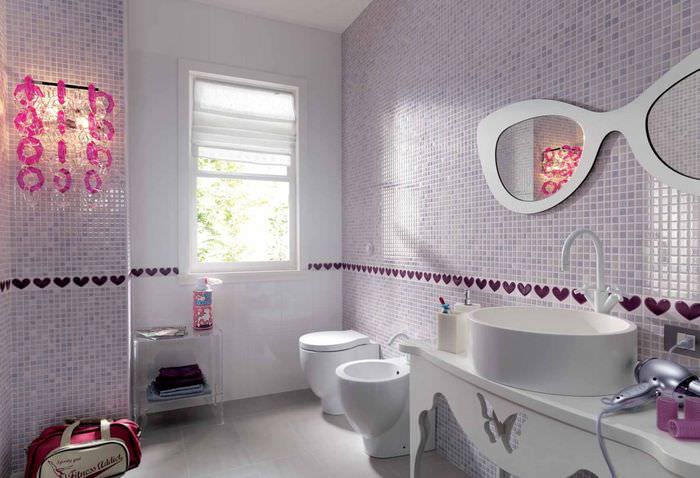 تصميم حمام حديث مع كسوة جدارية من الفسيفساء