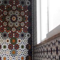 Färgglada mosaikprydnad på köksväggen